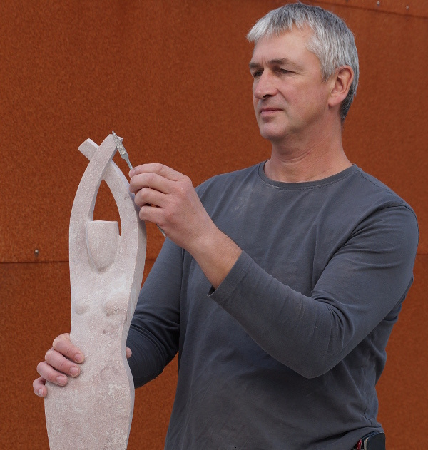 Bild Rainer Scheer mit Skulptur